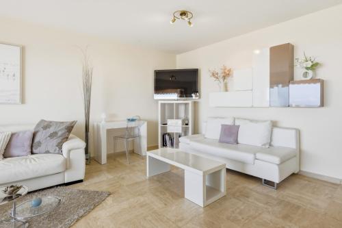 Seaview Retreat 1BR with terrace