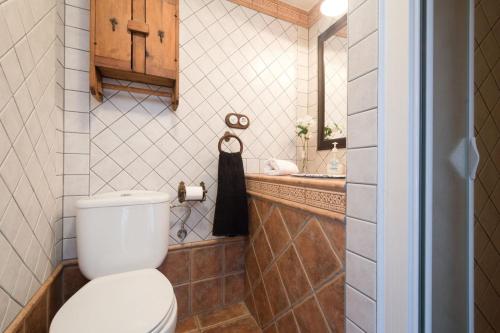 a bathroom with a toilet and a sink at Casita del Realejo in Granada