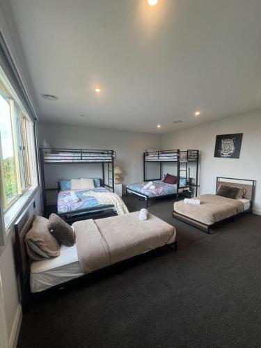 ein Zimmer mit drei Etagenbetten in der Unterkunft Alaaya in Wallan