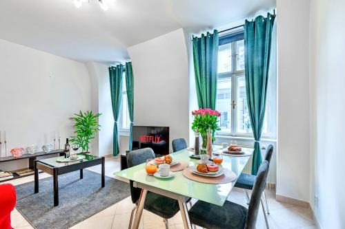 Spacious Apartment steps from the City Centre