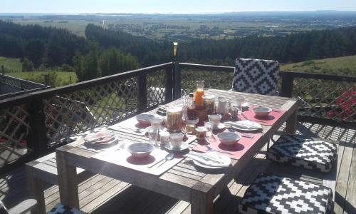 - une table de pique-nique sur un balcon avec vue dans l'établissement Warwick Hills Rural Bed & Breakfast, à Papamoa