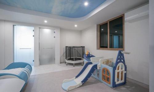 a childs room with a castle and a slide at Bugok Hanseong Hotel in Changnyeong