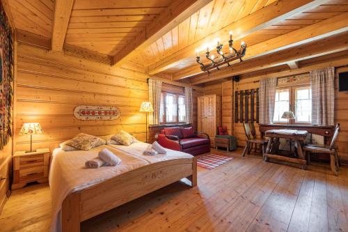 a bedroom with a bed in a log cabin at Dom dla 16 osób z bilardem - Ino Zajrzyj in Ustroń