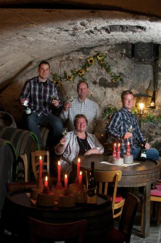 ブルッティヒ・ファンケルにあるWeingut Klein-Götzの蝋燭台の周りに座る人々