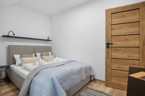 Stylowy Apartament z Balkonem w Spokojnej Okolicy by Noclegi Renters