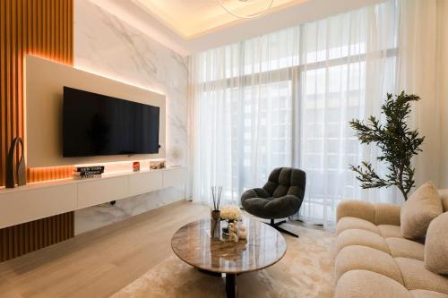 Rentico l Luxury 1BR Pool View l Azizi Riviera
