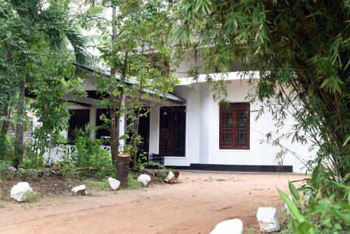 Un jardín fuera de Sun and Green Eco Lodge - Dambulla
