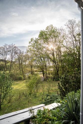 Dom z rustykalną duszą- 4 pokoje - dla 8 - 9 osób, przy granicy, nad rzeką Nysą, z salonem kuchnnym, jadalnią, z dostępem do partyroom, tarasem z widokiem na rzekę,
