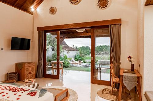 a bedroom with a sliding glass door to a patio at Bagus Bandem Villa in Ubud