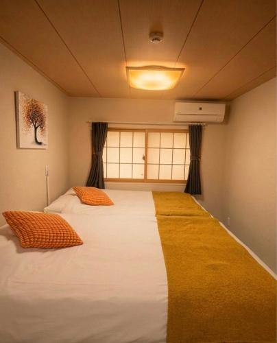 Namba Station 6 minutes, Nipponbashi Station 2 minutes, Dotonbori 9 minutes, Kuromon Market 30 seconds, 3rd floor, No elevator