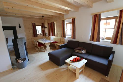 ein Wohnzimmer mit einem Sofa und einem Tisch in der Unterkunft Hüttentraum Flattnitz in Flattnitz