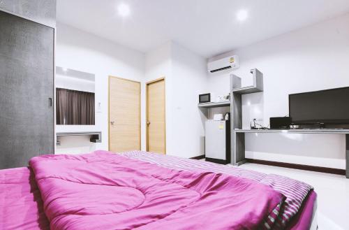 Voodi või voodid majutusasutuse Ra Residence Phuket toas