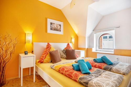 two beds in a room with yellow walls at Über den Dächern in Cochem Altstadt in Cochem