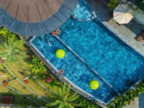 an overhead view of a swimming pool with umbrellas at Villa Valley De Mango Hue in Thôn Châu Chữ