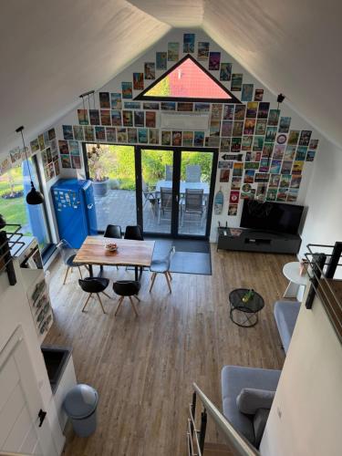 a living room with a table and chairs at BananaHouse in Kruszwin