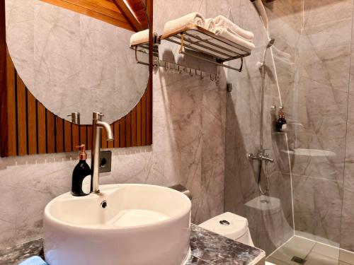 a bathroom with a sink and a shower at Prasi Sunrise Sea View in Nusa Penida
