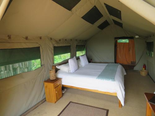 Un pat sau paturi într-o cameră la Woodbury Tented Camp – Amakhala Game Reserve