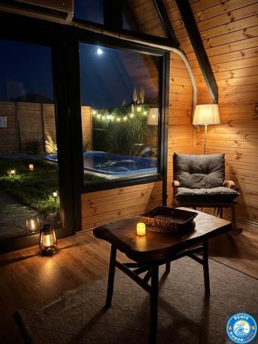 a room with a table and a chair and a window at Deniz Bungalov samsun in Samsun