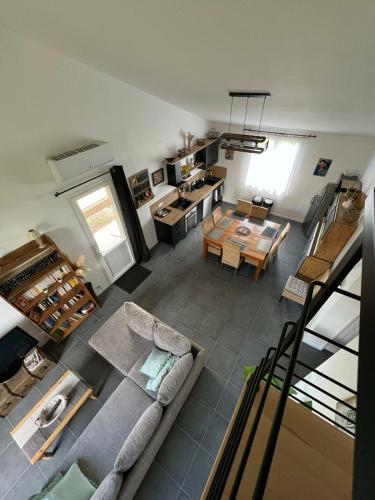 an overhead view of a living room and kitchen at Atelier47 - 7 personnes - proche centre ville - au calme in Marmande