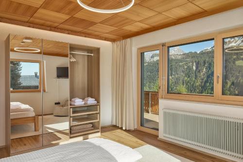 a bedroom with a view of a mountain at Grundwert Apartment in Sonntag