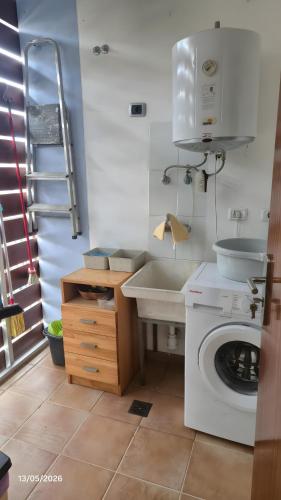 a bathroom with a washing machine and a sink at La Quinta Adosado in Santa Úrsula