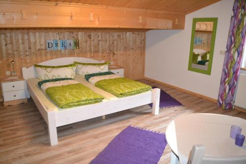 1 dormitorio con 1 cama y 1 mesa en Ferienhaus am Lechweg en Steeg