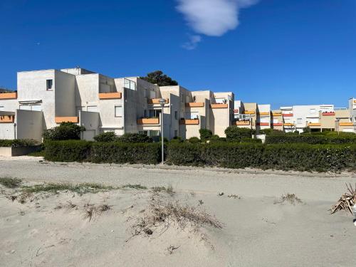 Plage dorèe les pieds dans l'eau