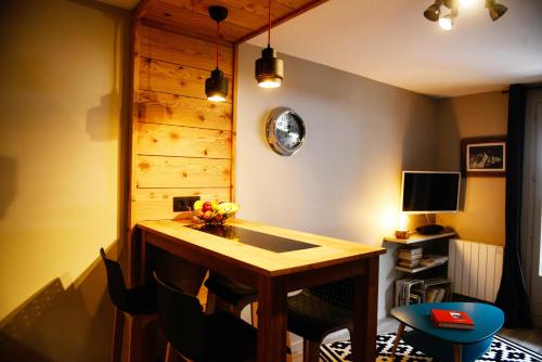cocina con mesa y sillas en una habitación en La Chabane, en Chamonix-Mont-Blanc