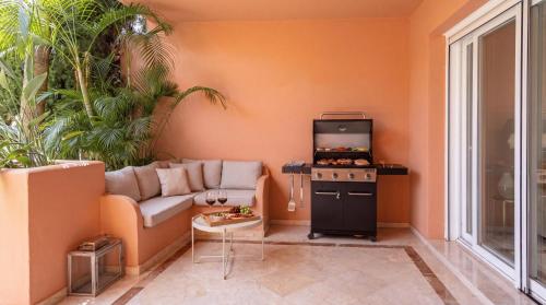 VACATION MARBELLA - Villa Federer, Cine Room, BBQ, NEW Decoration, Garage, Old Town Location, Big Communal Pool, Andalusian Garden, Walking to the Beach