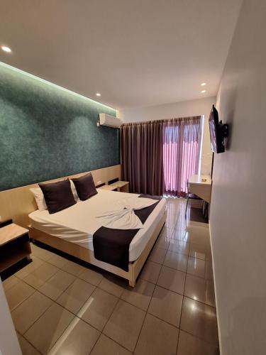 Llit o llits en una habitació de Paritsa Hotel