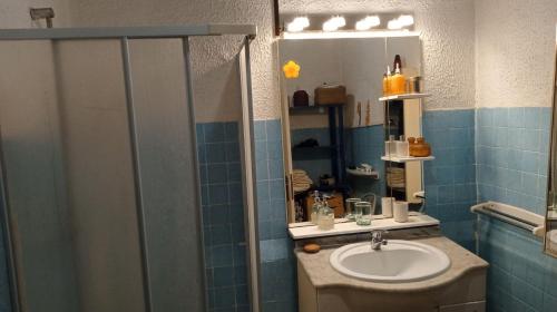 a bathroom with a sink and a mirror at Maison de village commingeoise in Miramont-de-Comminges