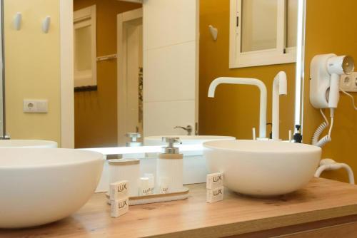 a bathroom with a sink and a mirror at Casa Boutique Con Terraza Ideal in Dos Hermanas