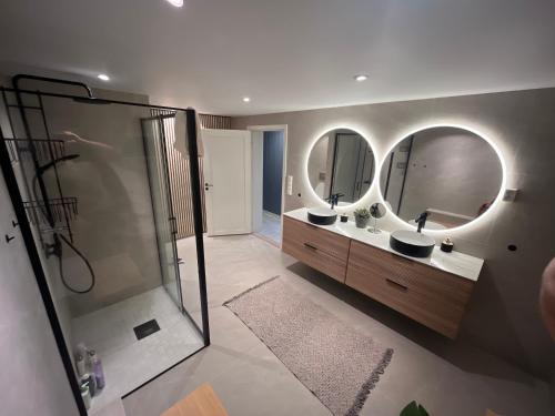 a bathroom with two sinks and a large mirror at Flott sommerhus midt i Lillehammer sentrum in Lillehammer