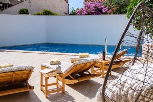 VILLA STONE PEARL SUTIVAN - exceptional luxury new three-room villa - private pool and jacuzzi - perfect location right next to the town center and the beach - secured parking space