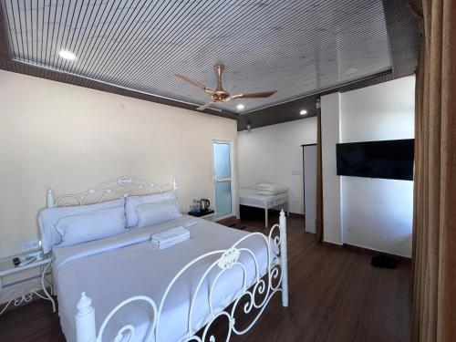 a bedroom with a bed and a ceiling fan at Joey's Hostel Jaipur in Jaipur