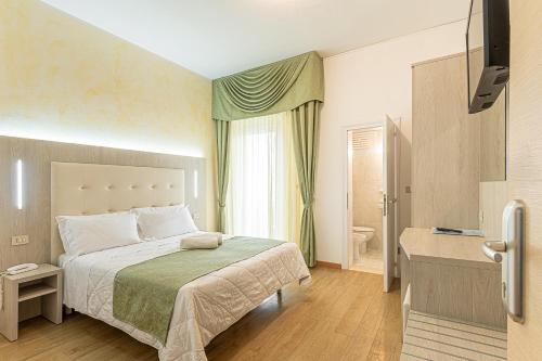 En eller flere senger på et rom på Hotel Corinna