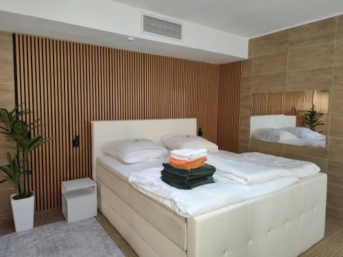 a bedroom with a bed with white sheets at Siggis und Anyas Ferienwohnung mit Sauna und XXXL-Dusche in Sasbachwalden