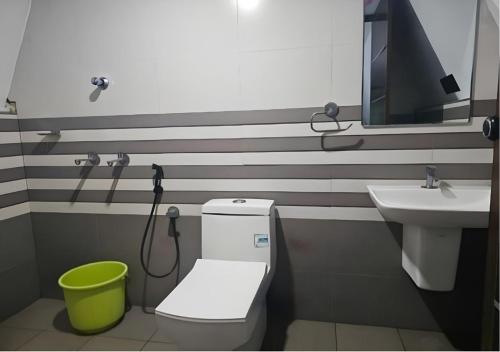 a bathroom with a toilet and a sink at Poomala Holiday Village in Mulagunnathukāvu