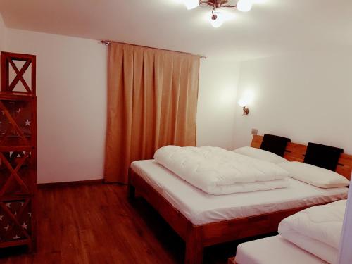 ヴァルディデントロにあるApartment San Colombanoのベッドルーム1室(ツインベッド2台、窓付)
