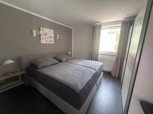 a bedroom with a bed and a window at Wohnung mit Gartenblick in Hofgeismar