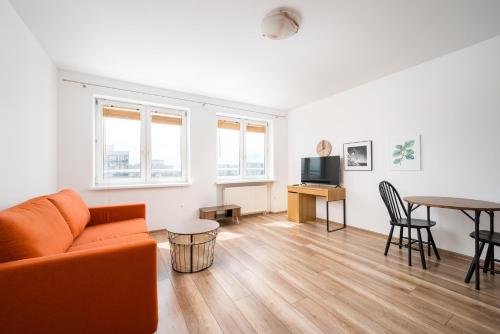 Metro Natolin Charming Apartment by BookingHost