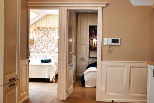 a room with a door leading to a bedroom at La Suite Enchantée in Valentigney