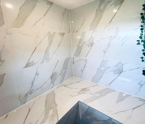 a bathroom with white marble walls at Private Wellness Boa Vista in Vale da Certa
