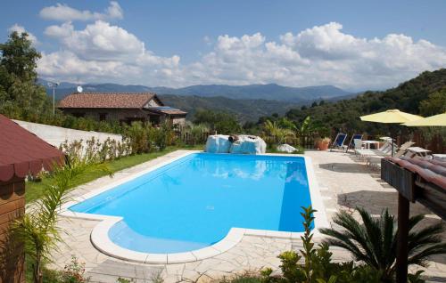 uma piscina num quintal com uma montanha ao fundo em Il Vecchio Frantoio em Stella Cilento
