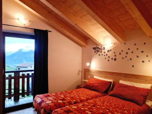 una camera da letto con due letti e una grande finestra di Chalet Selva a Valdidentro