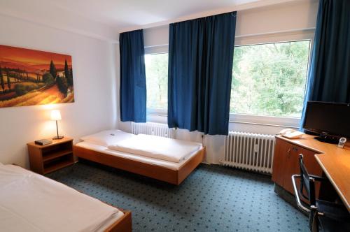 Giường trong phòng chung tại Waldhotel Unterbach