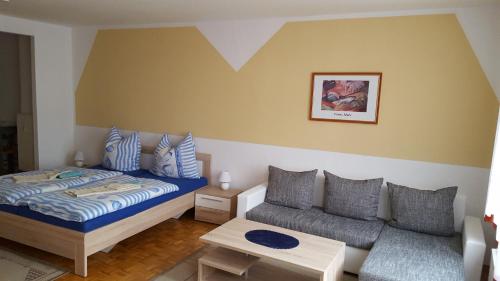 a small bedroom with a bed and a couch at Ferienwohnungen Familie Jäschke in Görlitz