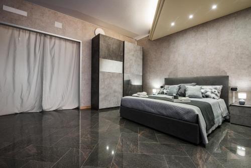 a bedroom with a king sized bed in a room at Orchidea Catania in San Giovanni la Punta