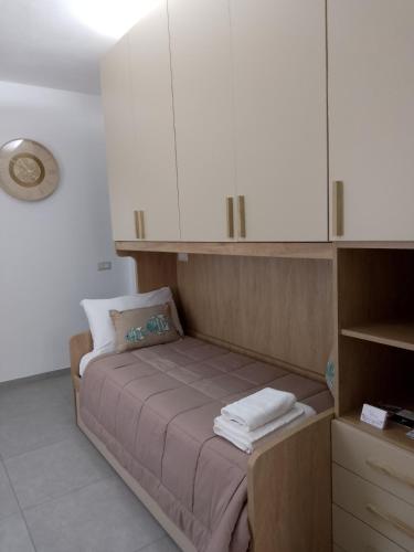 ein kleines Schlafzimmer mit einem Bett mit weißen Schränken in der Unterkunft BnB Ranco in Ranco