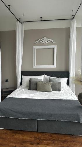 a bedroom with a large bed with white sheets at Ro42om Schönewerd in Schönenwerd